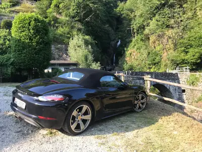 Porsche 718 Boxster 2.0 PDK — Cabriolet sportif, 49'000 km, noir métallisé — vue extérieure