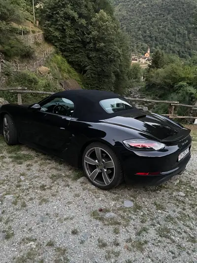 Porsche 718 Boxster 2.0 PDK — Cabriolet sportif, 49'000 km, noir métallisé — côté