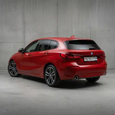 BMW 118i Essential Edition — Berline compacte sportive, entretien BMW inclus — Außenansicht