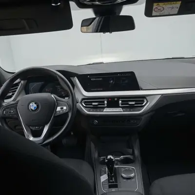 BMW 118i Essential Edition — Berline compacte sportive, entretien BMW inclus — Innenraum