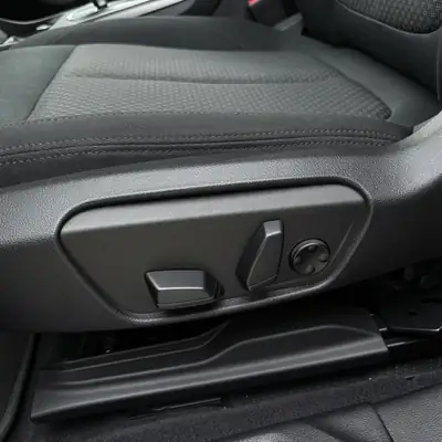 BMW 118i Essential Edition — Berline compacte sportive, entretien BMW inclus — Armaturenbrett