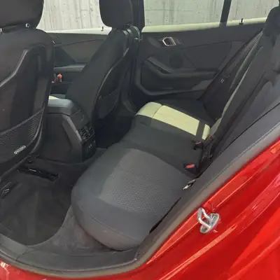 BMW 118i Essential Edition — Berline compacte sportive, entretien BMW inclus — Detail