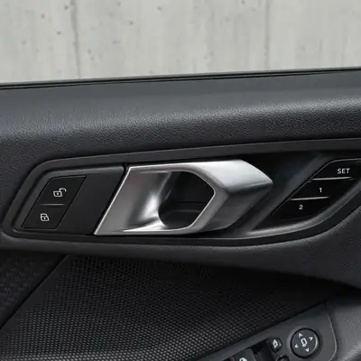 BMW 118i Essential Edition — Berline compacte sportive, entretien BMW inclus — Miniatur 7