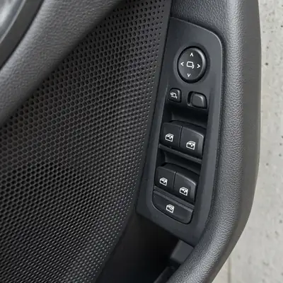 BMW 118i Essential Edition — Berline compacte sportive, entretien BMW inclus — Miniatur 8