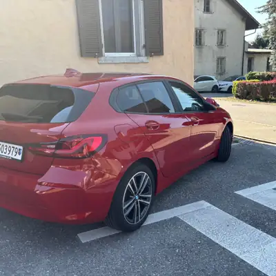 BMW 118i Essential Edition — Berline compacte sportive, entretien BMW inclus — Miniatur 10