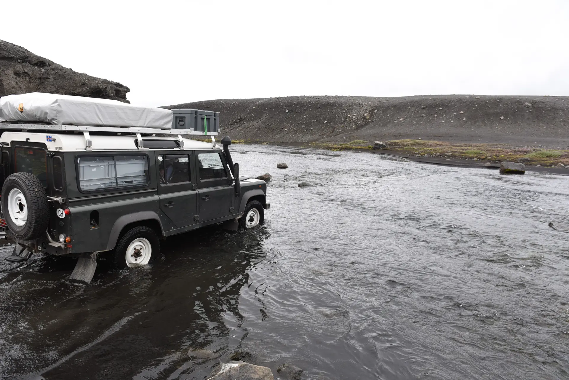 Land Rover Defender 110 TD5 — L'aventurier polyvalent, équipé camping & 4x4 intégral — Außenansicht