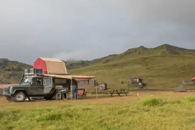 Land Rover Defender 110 TD5 — L'aventurier polyvalent, équipé camping & 4x4 intégral — Seitenansicht