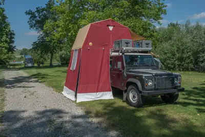 Land Rover Defender 110 TD5 — L'aventurier polyvalent, équipé camping & 4x4 intégral — Innenraum