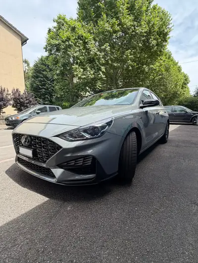 Hyundai i30 1.5 T-GDi N-Line — Berline compacte hybride mild, 21'000 km seulement — Seitenansicht