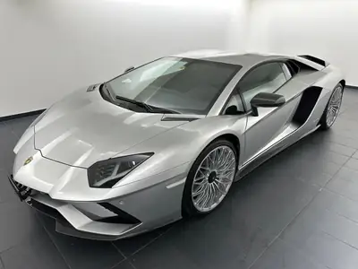 Lamborghini Aventador S LP740-4 Coupé — Supercar légendaire, 7200 km seulement — vue extérieure