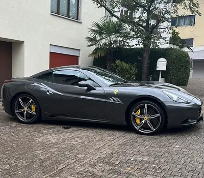 Ferrari California Trenta 490 cv — Cabriolet légendaire, motorisation V8 atmosphérique — fianco