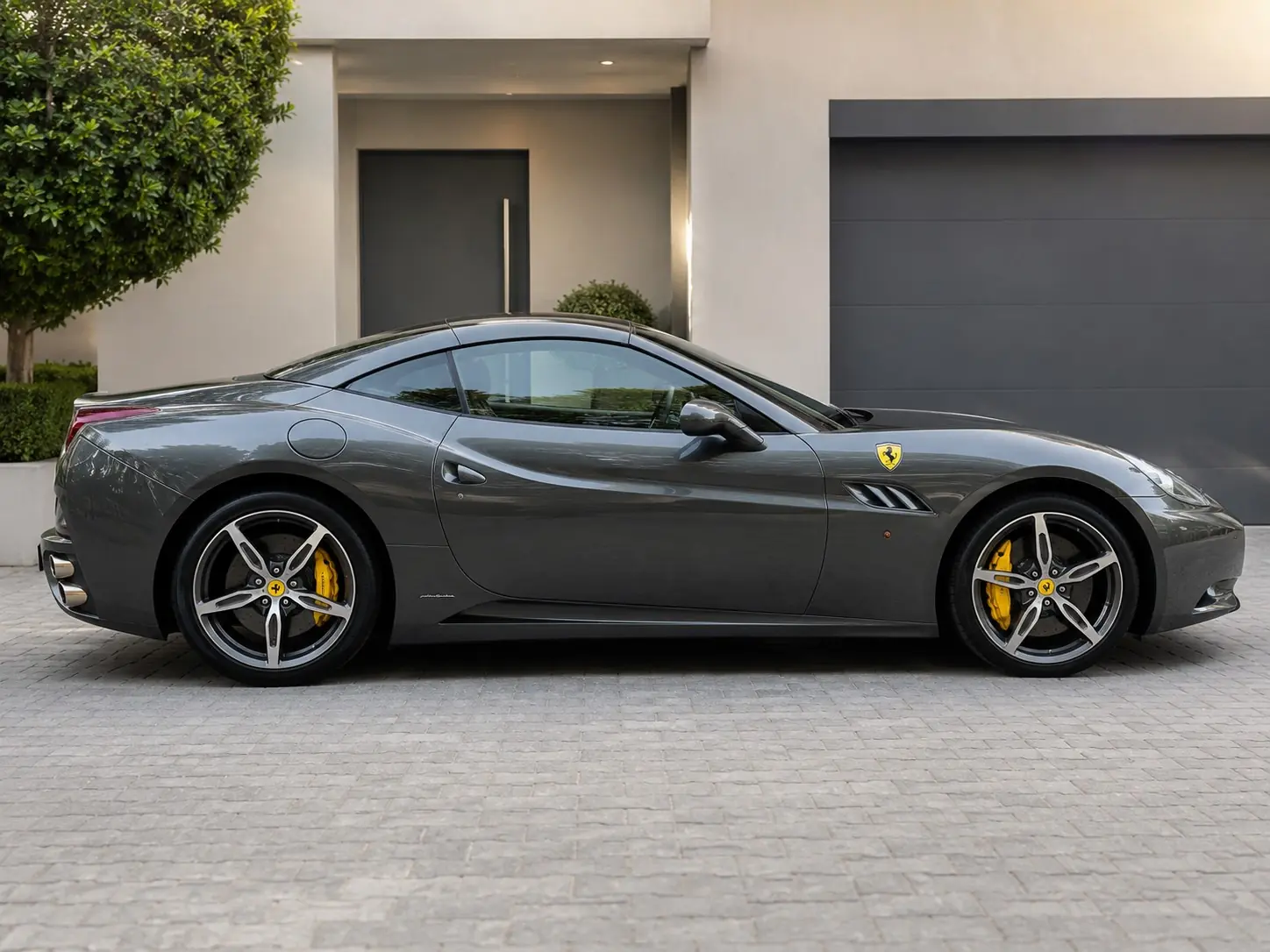 Ferrari California Trenta 490 cv — Cabriolet légendaire, motorisation V8 atmosphérique — vista esterna