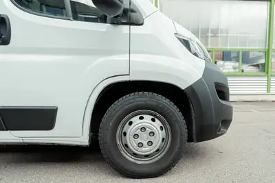 Peugeot Boxer 2.2 BlueHDi 165 — Utilitaire fiable, 55'000 km seulement — côté