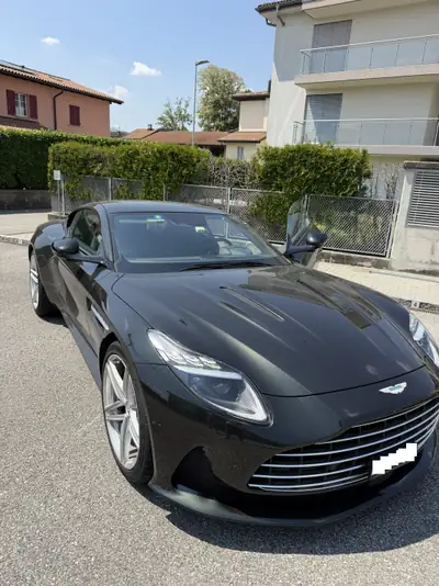 Aston Martin DB12 4.0 V8 Bi-Turbo — Coupé britannique haute performance, 7250 km — vista esterna