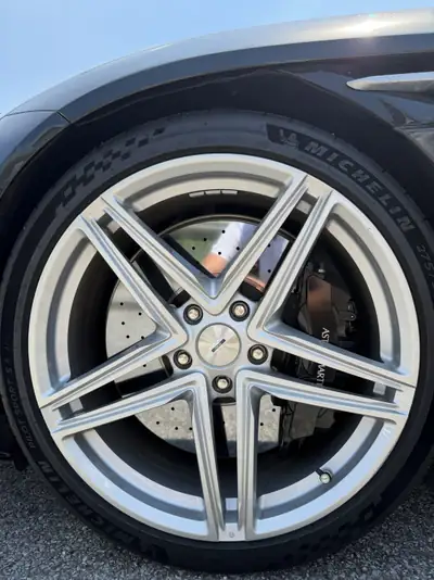 Aston Martin DB12 4.0 V8 Bi-Turbo — Coupé britannique haute performance, 7250 km — vista posteriore