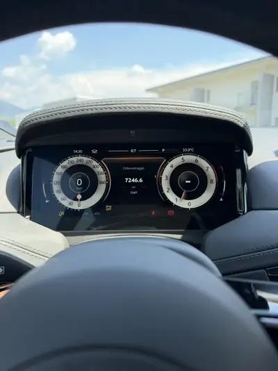 Aston Martin DB12 4.0 V8 Bi-Turbo — Coupé britannique haute performance, 7250 km — interni