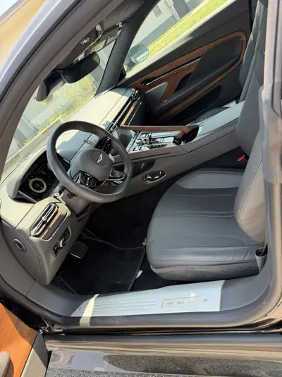 Aston Martin DB12 4.0 V8 Bi-Turbo — Coupé britannique haute performance, 7250 km — cruscotto