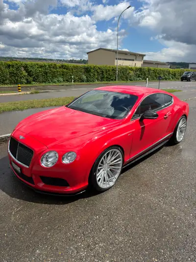 Bentley Continental 4.0 V8 S — Coupé de prestige en St. James Red rare, 55'000 km — Seitenansicht