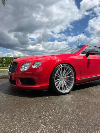 Bentley Continental 4.0 V8 S — Coupé de prestige en St. James Red rare, 55'000 km — Außenansicht