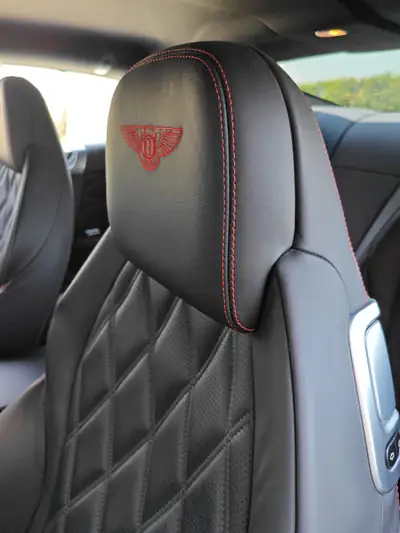 Bentley Continental 4.0 V8 S — Coupé de prestige en St. James Red rare, 55'000 km — Detail