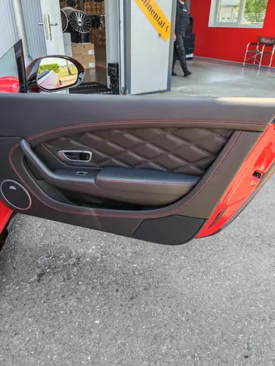 Bentley Continental 4.0 V8 S — Coupé de prestige en St. James Red rare, 55'000 km — Miniatur 10