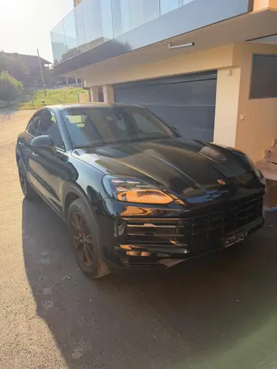 Porsche Cayenne 4.0 V8 S Coupé — SUV coupé haute performance, 5900 km seulement — vista esterna