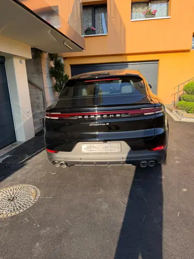 Porsche Cayenne 4.0 V8 S Coupé — SUV coupé haute performance, 5900 km seulement — fianco