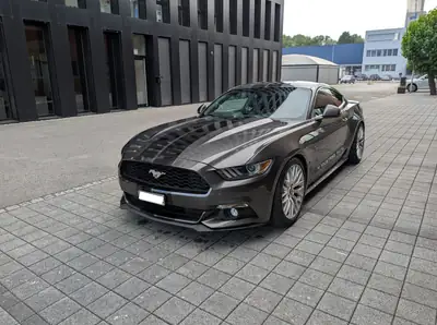 Ford Mustang 2.3 EcoBoost — Coupé sportif muscle car avec moteur turbo efficace — Außenansicht