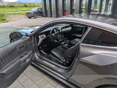 Ford Mustang 2.3 EcoBoost — Coupé sportif muscle car avec moteur turbo efficace — Innenraum