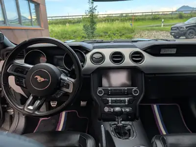 Ford Mustang 2.3 EcoBoost — Coupé sportif muscle car avec moteur turbo efficace — Armaturenbrett