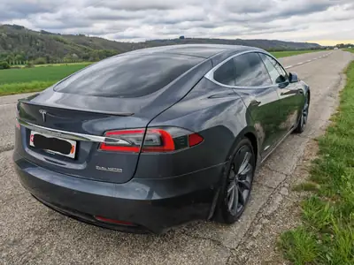 Tesla Model S Ludicrous Performance — Berline électrique haute performance 795 ch — côté