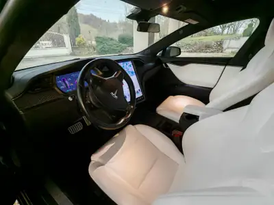 Tesla Model S Ludicrous Performance — Berline électrique haute performance 795 ch — tableau de bord