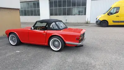 Triumph TR6 1972 — Roadster britannique légendaire, 150 ch, rouge éclatant — arrière