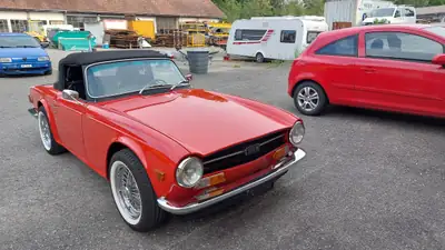 Triumph TR6 1972 — Roadster britannique légendaire, 150 ch, rouge éclatant — côté
