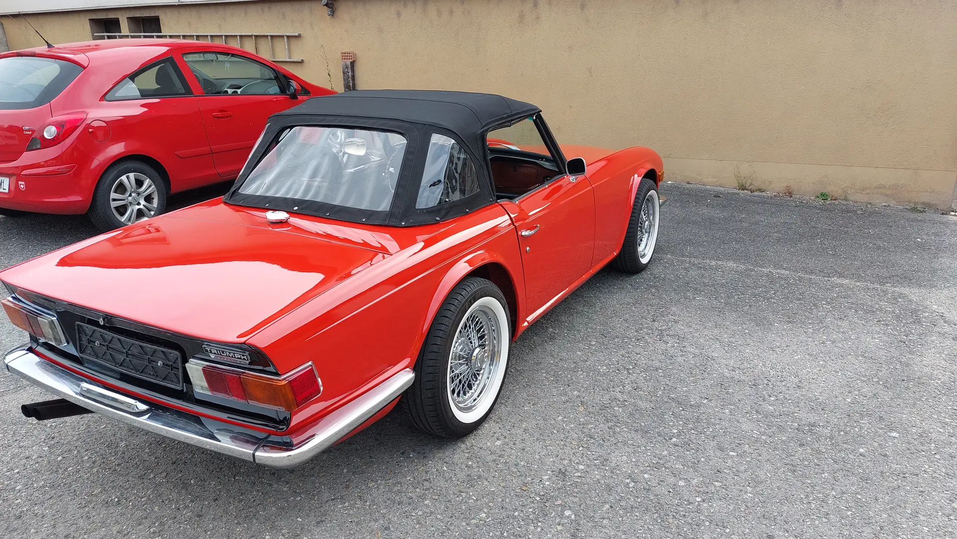 Triumph TR6 1972 — Roadster britannique légendaire, 150 ch, rouge éclatant — vue extérieure
