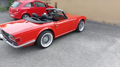 Triumph TR6 1972 — Roadster britannique légendaire, 150 ch, rouge éclatant — tableau de bord