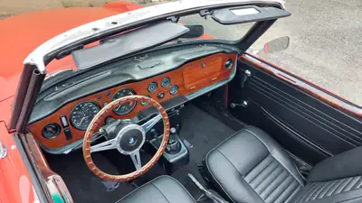 Triumph TR6 1972 — Roadster britannique légendaire, 150 ch, rouge éclatant — détail