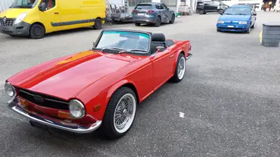 Triumph TR6 1972 — Roadster britannique légendaire, 150 ch, rouge éclatant — intérieur