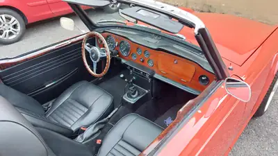 Triumph TR6 1972 — Roadster britannique légendaire, 150 ch, rouge éclatant — Miniature 7