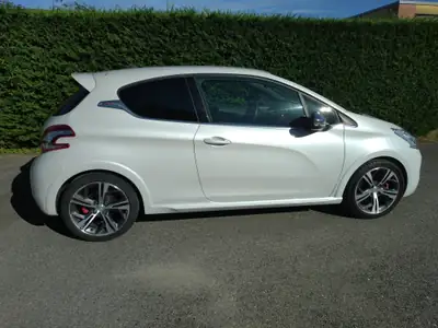 Peugeot 208 1.6 Turbo GTi — Sportive 200 ch, design blanc métallisé — Seitenansicht