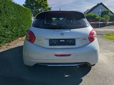Peugeot 208 1.6 Turbo GTi — Sportive 200 ch, design blanc métallisé — Heckansicht