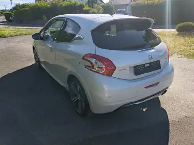 Peugeot 208 1.6 Turbo GTi — Sportive 200 ch, design blanc métallisé — Innenraum