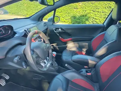 Peugeot 208 1.6 Turbo GTi — Sportive 200 ch, design blanc métallisé — Detail