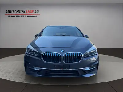 BMW 225xe Active Tourer — Monospace hybride rechargeable, technologie premium et faible consommation — vue extérieure