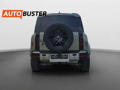 Land Rover Defender 110 3.0 D I6 250 — Le SUV 7 places robuste et équipé — Heckansicht