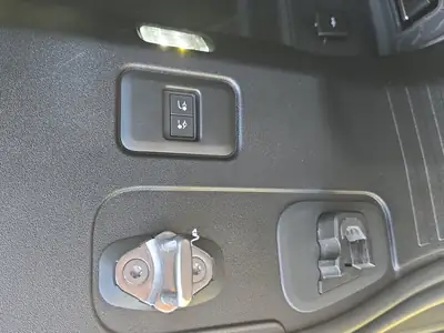 Land Rover Defender 110 3.0 D I6 250 — Le SUV 7 places robuste et équipé — Miniatur 14