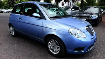 Lancia Ypsilon 1.4 Argento — Citadine italienne compacte, entretien à jour — côté
