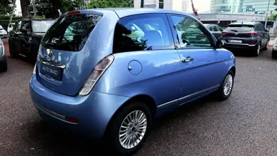 Lancia Ypsilon 1.4 Argento — Citadine italienne compacte, entretien à jour — détail