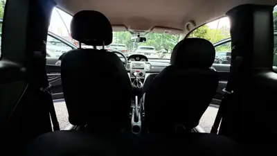 Lancia Ypsilon 1.4 Argento — Citadine italienne compacte, entretien à jour — Miniature 7