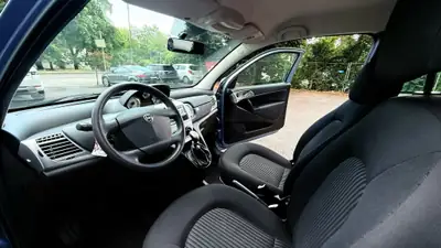 Lancia Ypsilon 1.4 Argento — Citadine italienne compacte, entretien à jour — Miniature 8